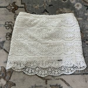 ABERCROMBIE AND FITCH WHITE LACE MINI SKIRT